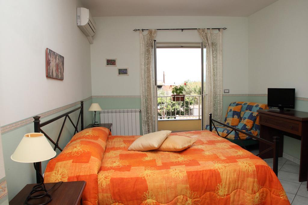 Bed And Breakfast Gigi Furci Siculo Quarto foto