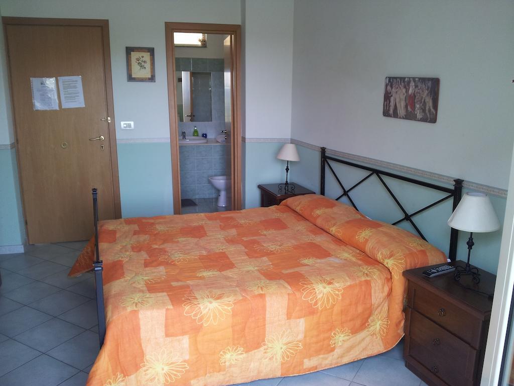 Bed And Breakfast Gigi Furci Siculo Quarto foto